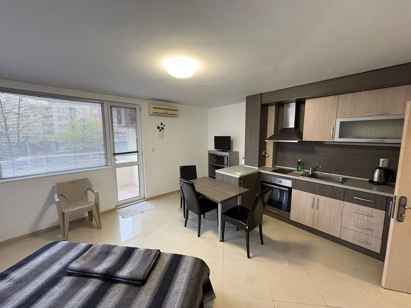 Просторно обзаведено студио в Поморие – източно изложение и отлична локация на 400 м от морето