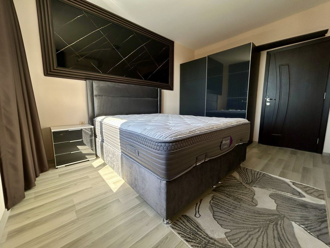 Просторен тристаен апартамент с впечатляваща морска панорама в комплекс в Несебър