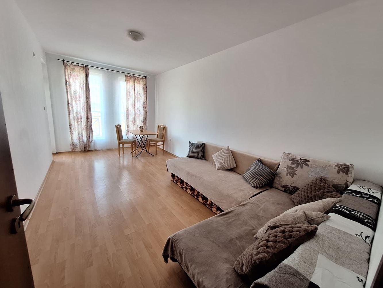 Просторен двустаен апартамент в луксозен комплекс с басейни и спортни удобства