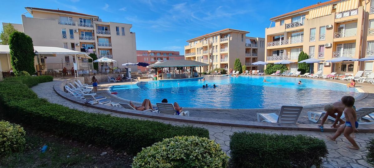 Функционално тристайно жилище на партер в модерен комплекс в района на Слънчев бряг