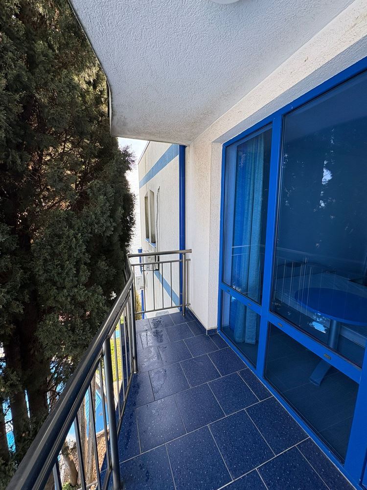 Просторен двустаен апартамент на първа линия море в Поморие