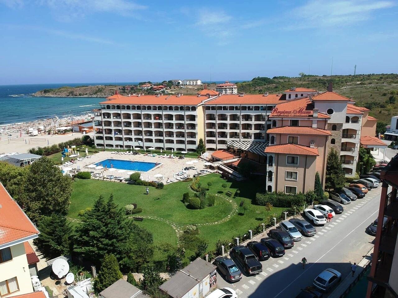 Просторен двустаен апартамент на първа линия море в Царево с пълно обзавеждане