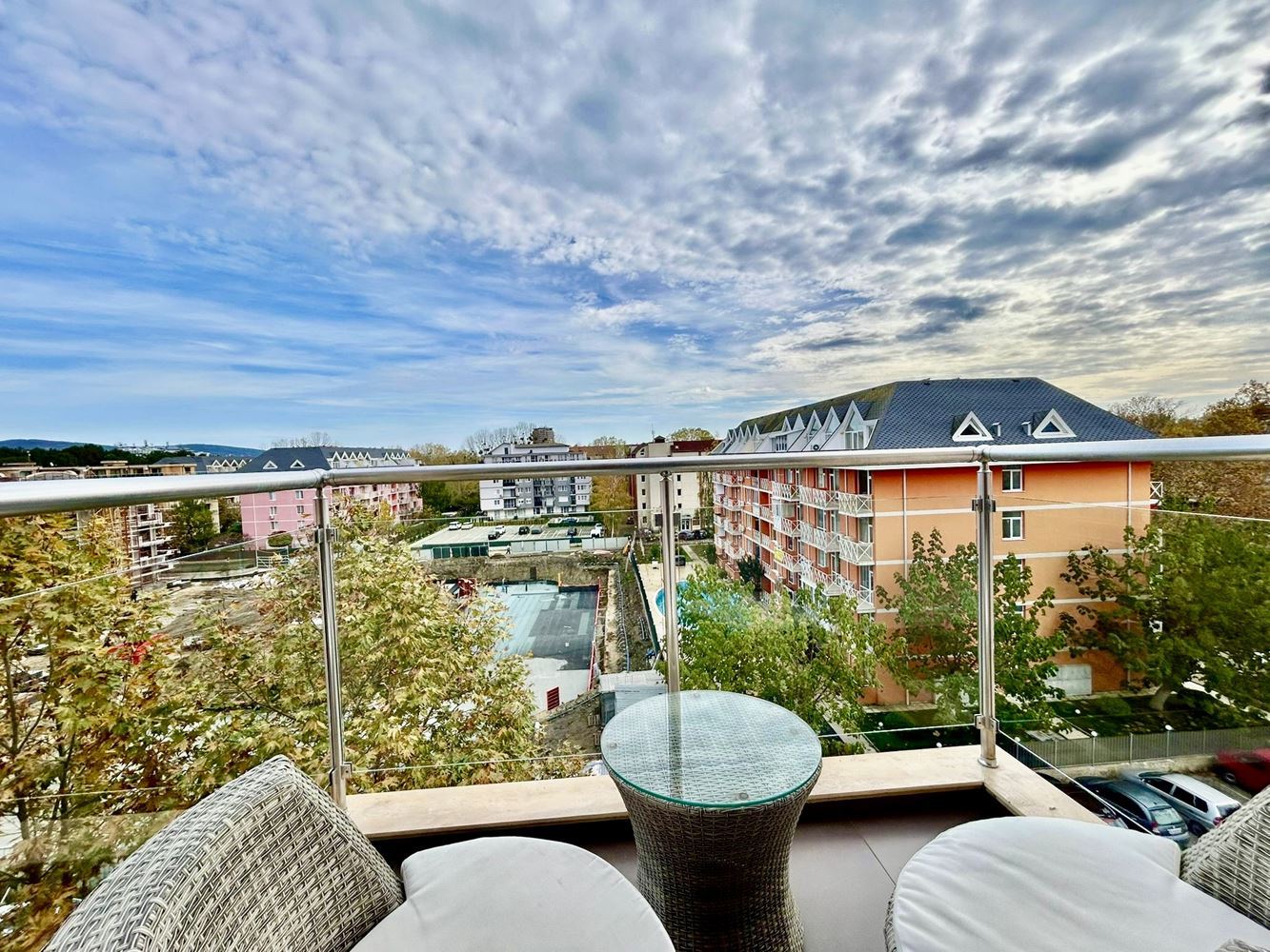 Светло и уютно студио с гледка към красива вътрешната територия – комфорт и спокойствие в модерен комплекс