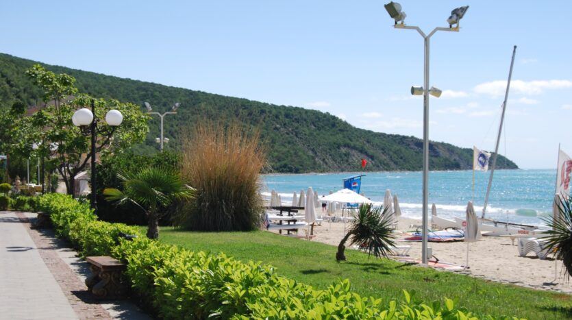 Двустаен апартамент на първа линия в Елените с морска панорама и отличен инвестиционен потенциал