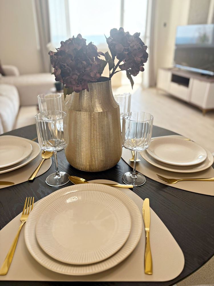 Две независими жилищни пространства с морска гледка в центъра на Свети Влас – дизайнерски интериор и собствено паркомясто