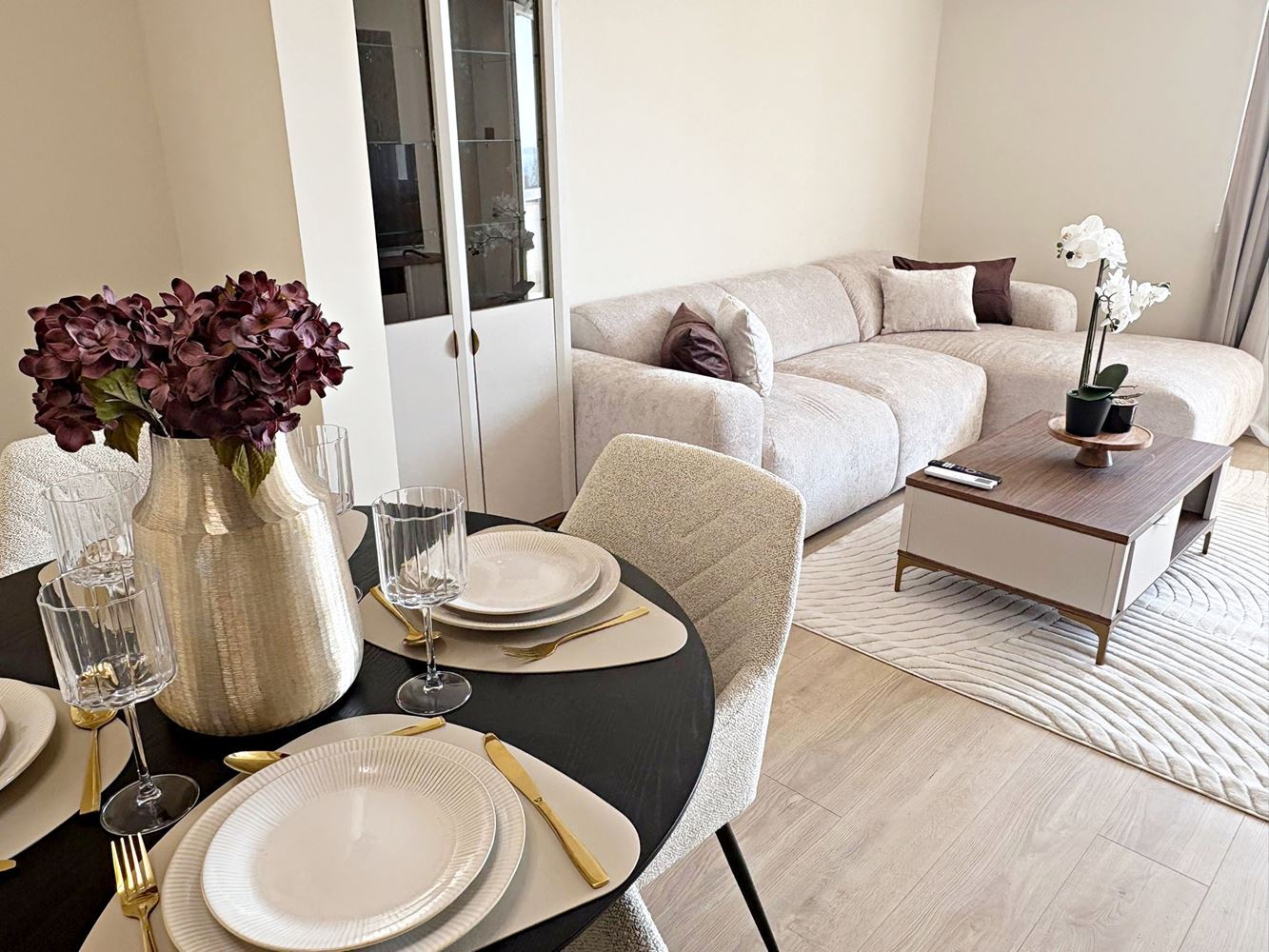 Две независими жилищни пространства с морска гледка в центъра на Свети Влас – дизайнерски интериор и собствено паркомясто