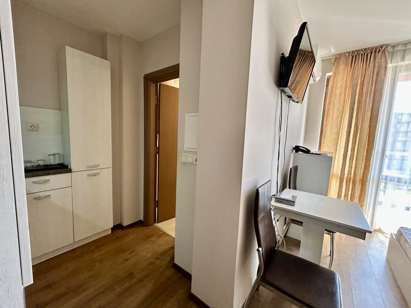 Светло и уютно студио с гледка към красива вътрешната територия – комфорт и спокойствие в модерен комплекс