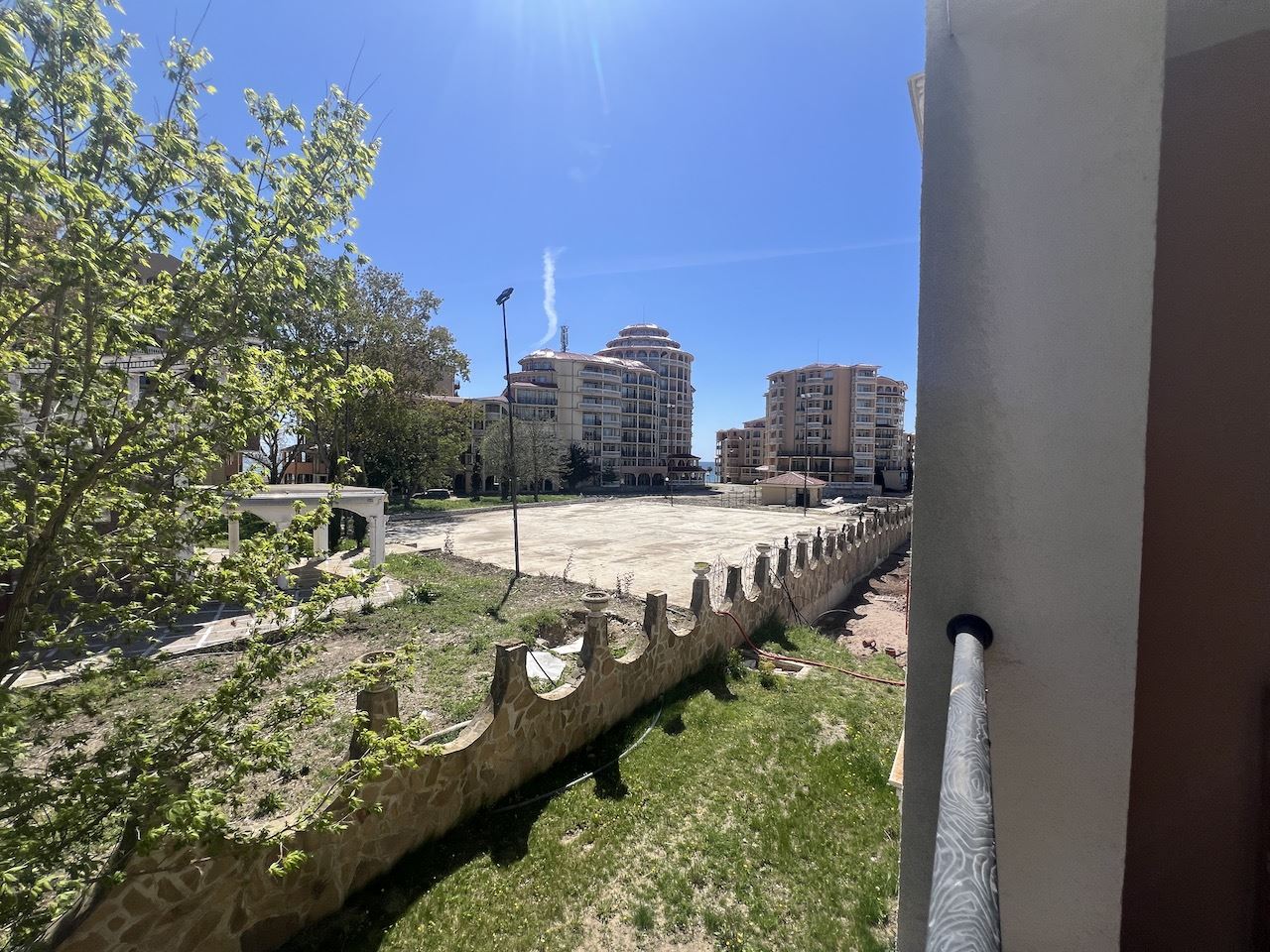 Уютно студио в сърцето на Елените – само на минути от плажа, в затворен комплекс с басейн и отлични удобства