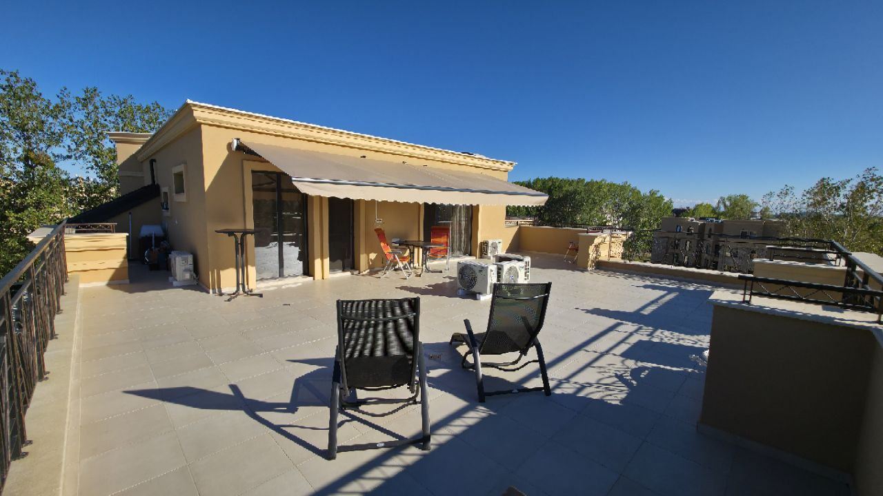 Пентхаус с впечатляваща тераса и панорамна гледка – стил и простор на последния етаж