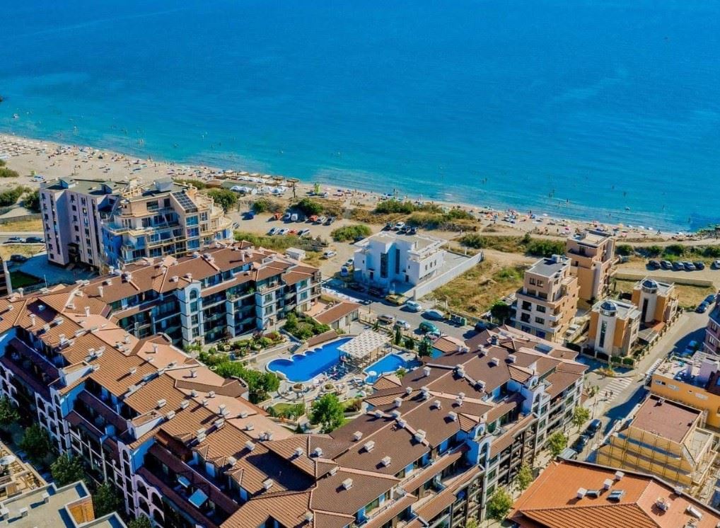 Просторен тристаен апартамент с морска гледка в Поморие – на 50 метра от морето