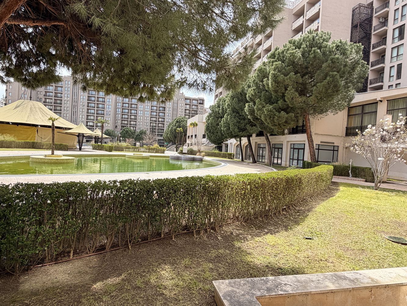 Ексклузивно студио с градина и директен достъп до басейн – на 100 м от морето в Слънчев бряг