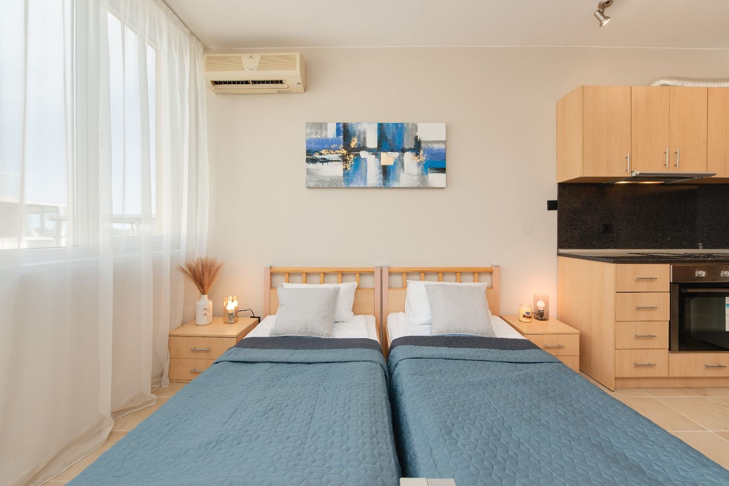 Слънчево и просторно студио с морска гледка в Равда – на 100 м от плажа, в поддържан комплекс с басейн и зеленина