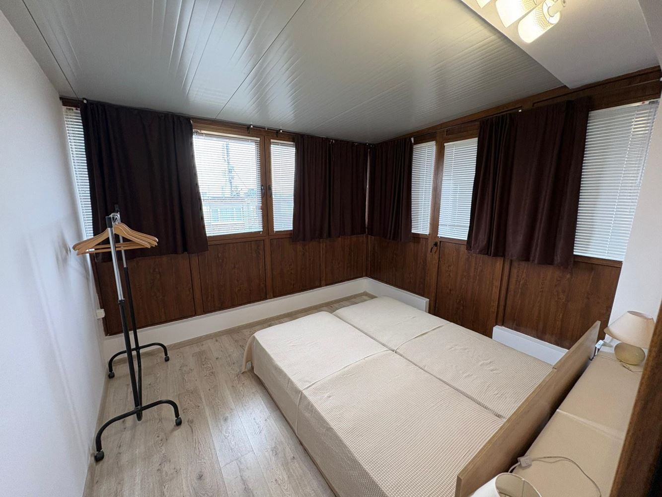 Поморие - просторен тристаен апартамент на първа линия с морска гледка, ниска такса поддръжка 