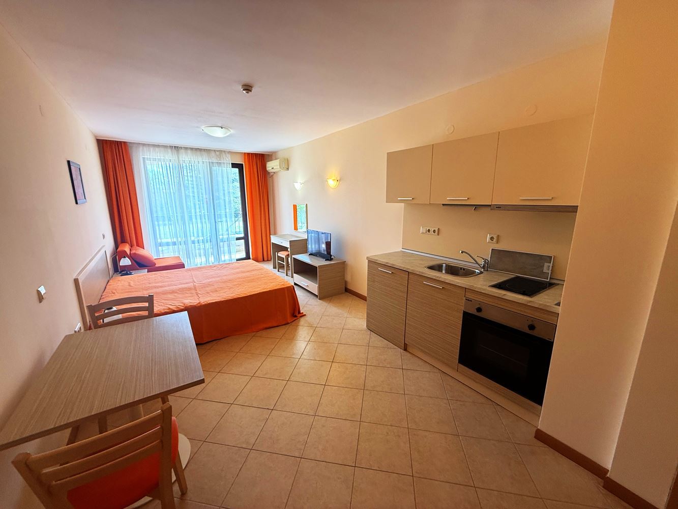 Простор, удобство и отлична локация – студио в сърцето на Слънчев бряг