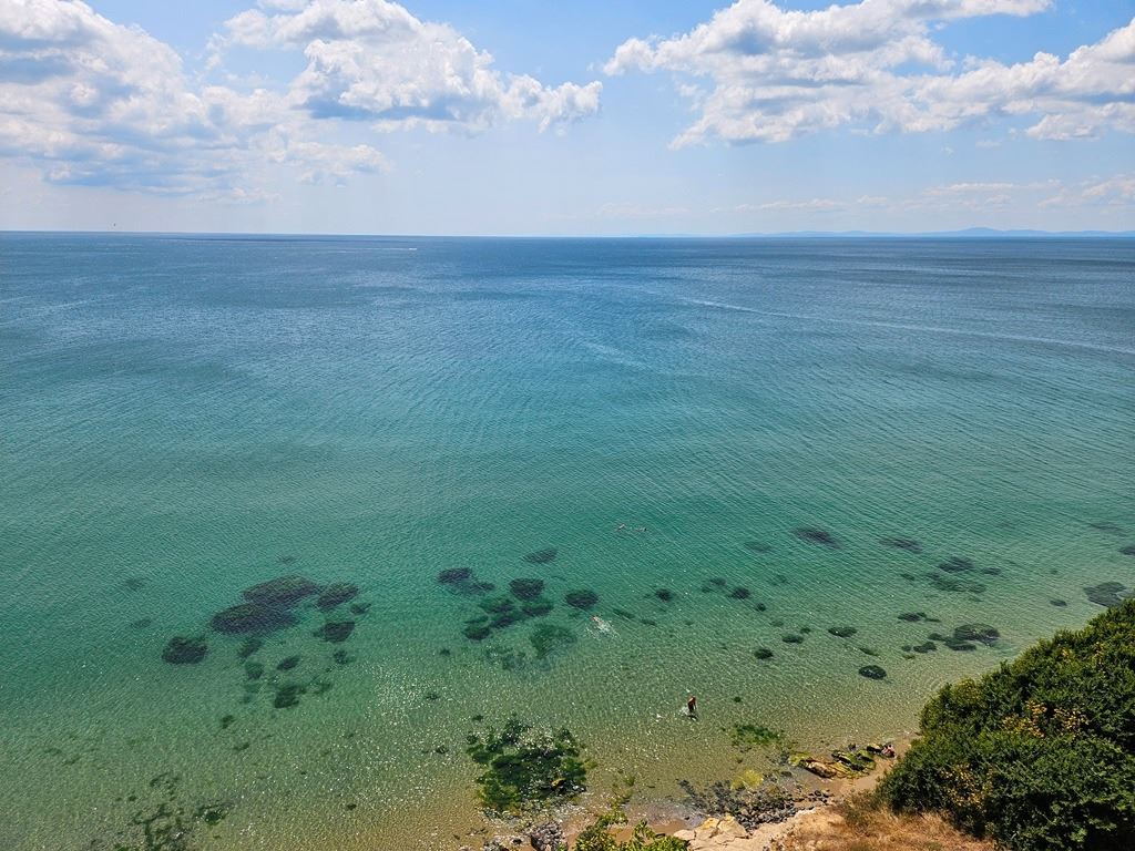 Луксозен панорамен апартамент на първа линия море с две спални и огромна тераса