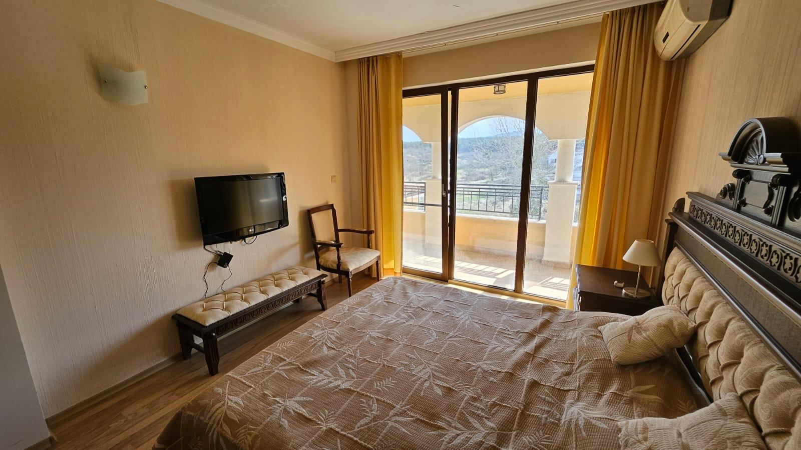 Просторен двустаен апартамент на първа линия море в Царево с пълно обзавеждане