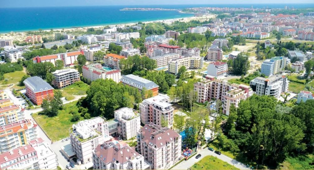 Светло и уютно студио с гледка към красива вътрешната територия – комфорт и спокойствие в модерен комплекс