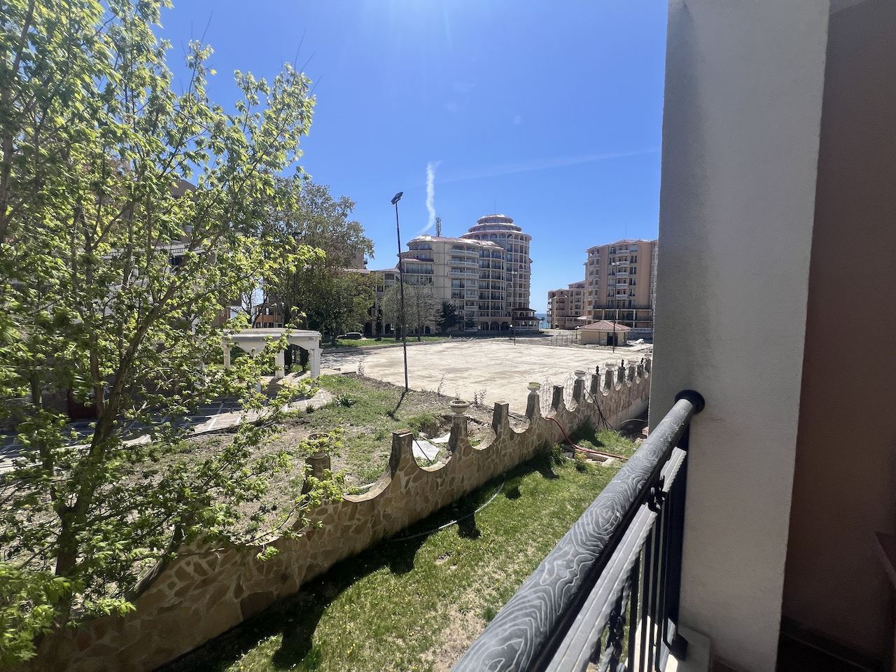 Уютно студио в сърцето на Елените – само на минути от плажа, в затворен комплекс с басейн и отлични удобства