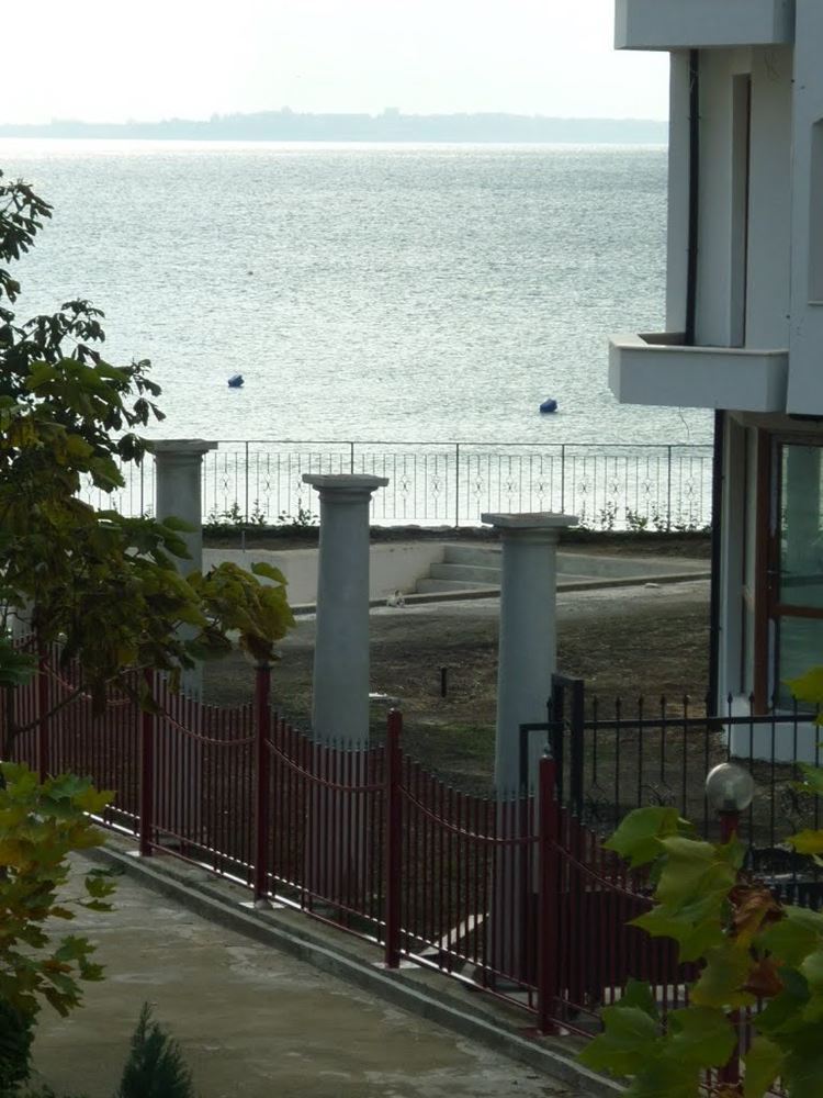 Обзаведен двустаен апартамент на първа линия с морска гледка в Елените