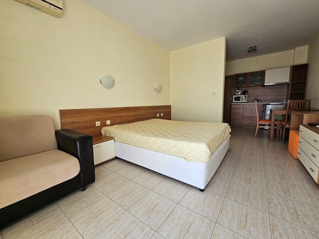 Стилно студио с панорамна гледка към басейна в Слънчев бряг – готово за живеене и инвестиция