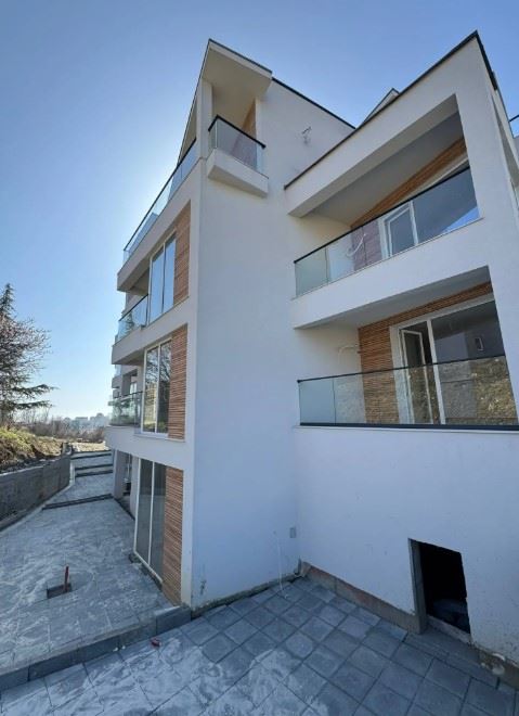 Просторно студио с морска панорама в Свети Влас – готово за завършване по ваш вкус