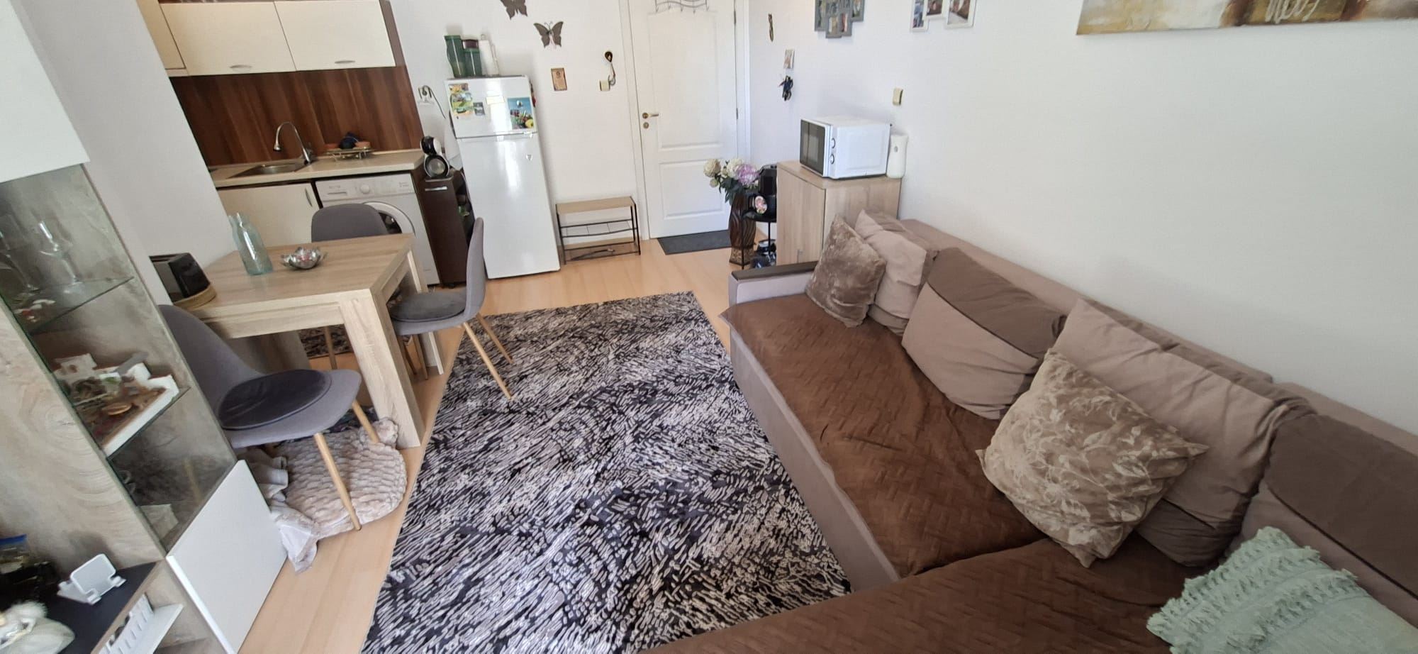 Просторен и светъл двустаен апартамент в поддържан комплекс близо до Слънчев бряг 