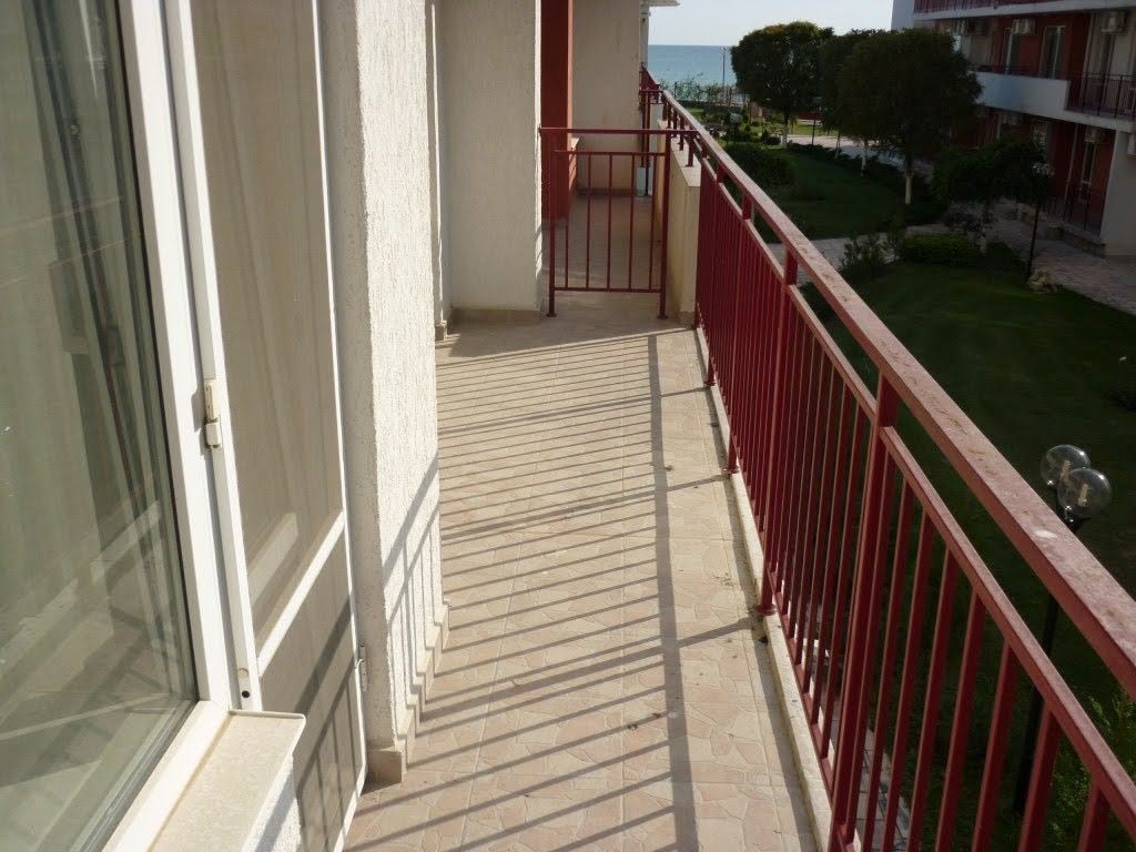 Обзаведен двустаен апартамент на първа линия с морска гледка в Елените