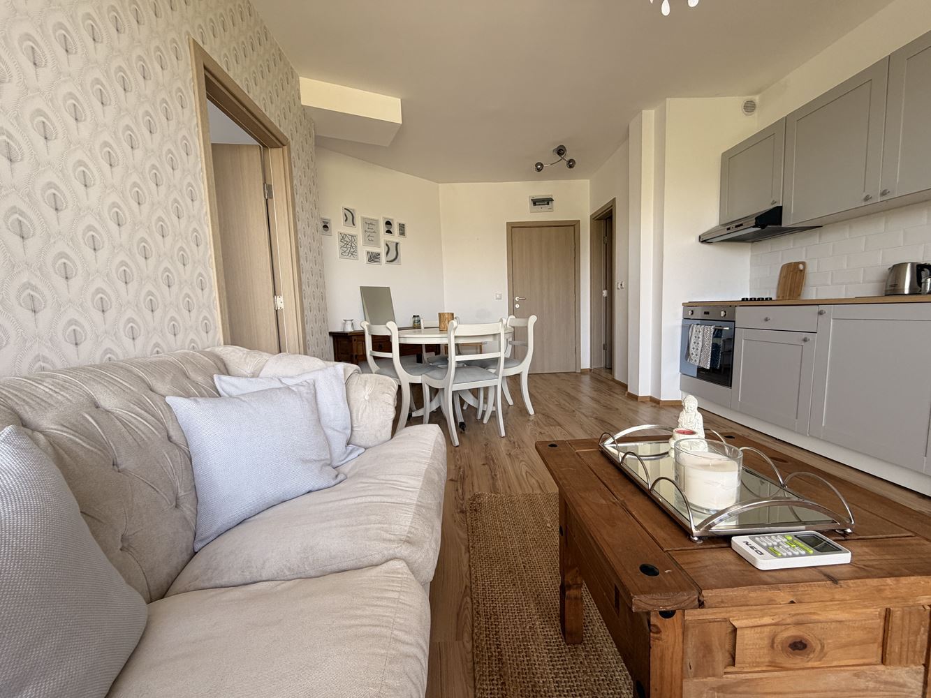 Тристаен апартамент с панорамна тераса в покрайнините на Слънчев бряг – уют, тишина и стил