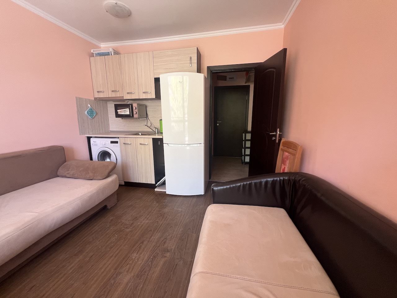 Уютно студио в сърцето на Елените – само на минути от плажа, в затворен комплекс с басейн и отлични удобства