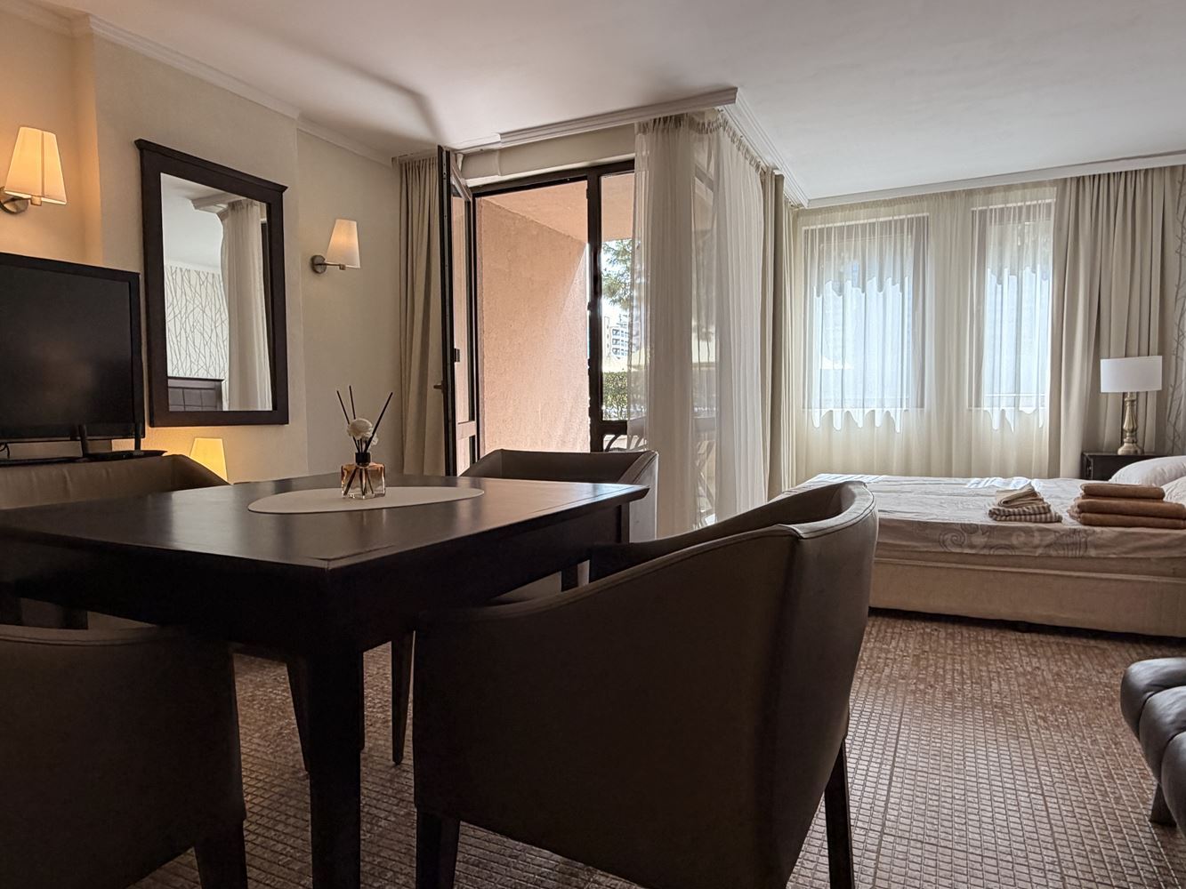 Ексклузивно студио с градина и директен достъп до басейн – на 100 м от морето в Слънчев бряг