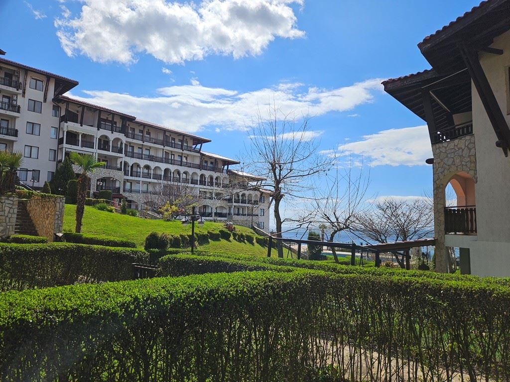 Лукс на първа линия – стилен апартамент с веранда, собствена градина и морска гледка в Свети Влас