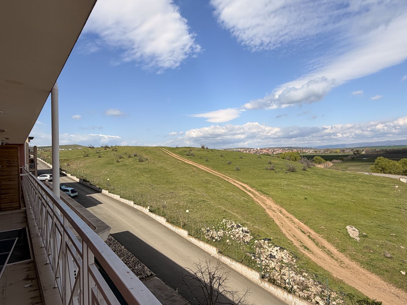 Тристаен апартамент с панорамна тераса в покрайнините на Слънчев бряг – уют, тишина и стил