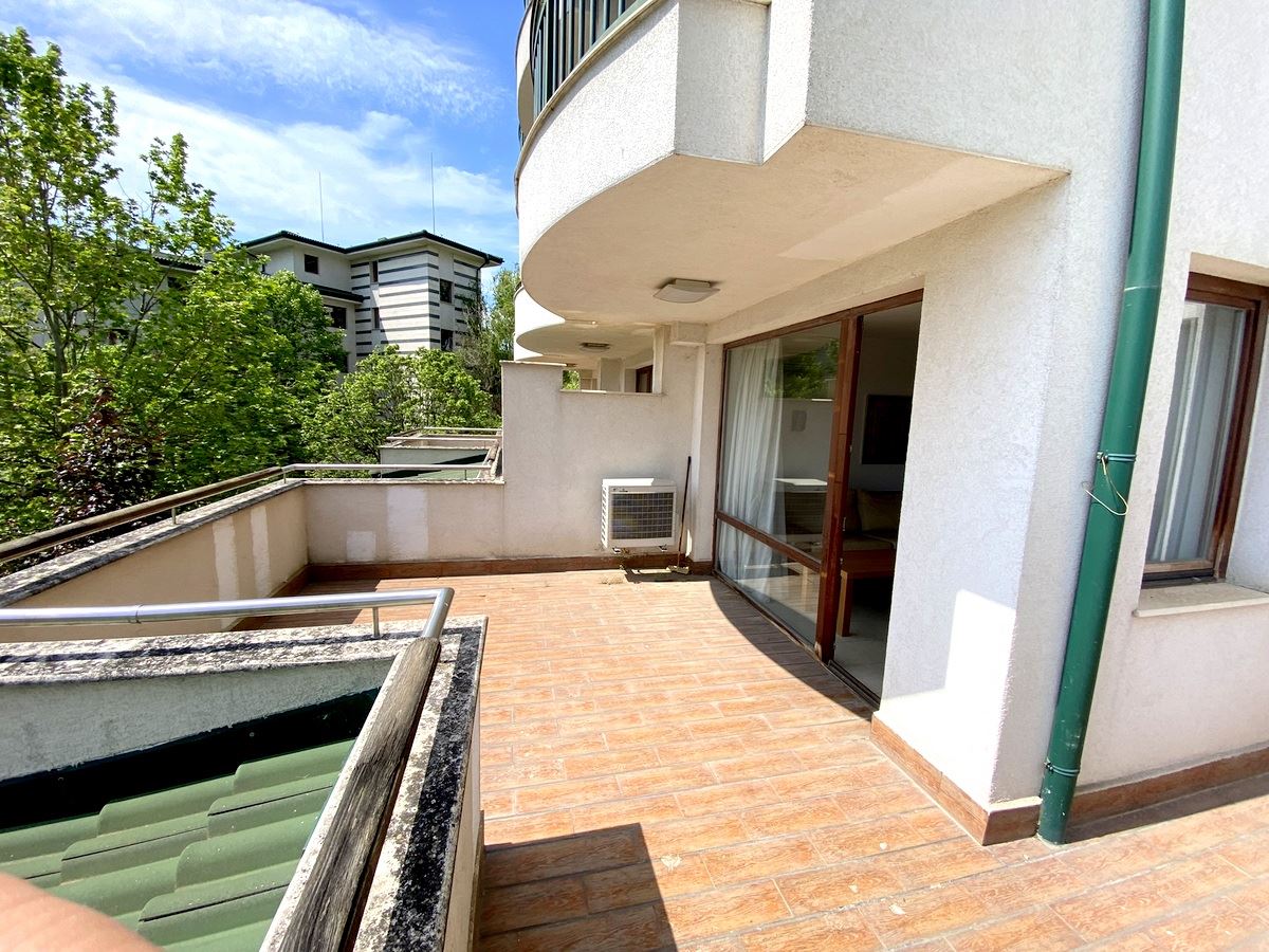 Просторен двустаен апартамент на първа линия в Равда – лукс, природа и впечатляваща гледка към басейна