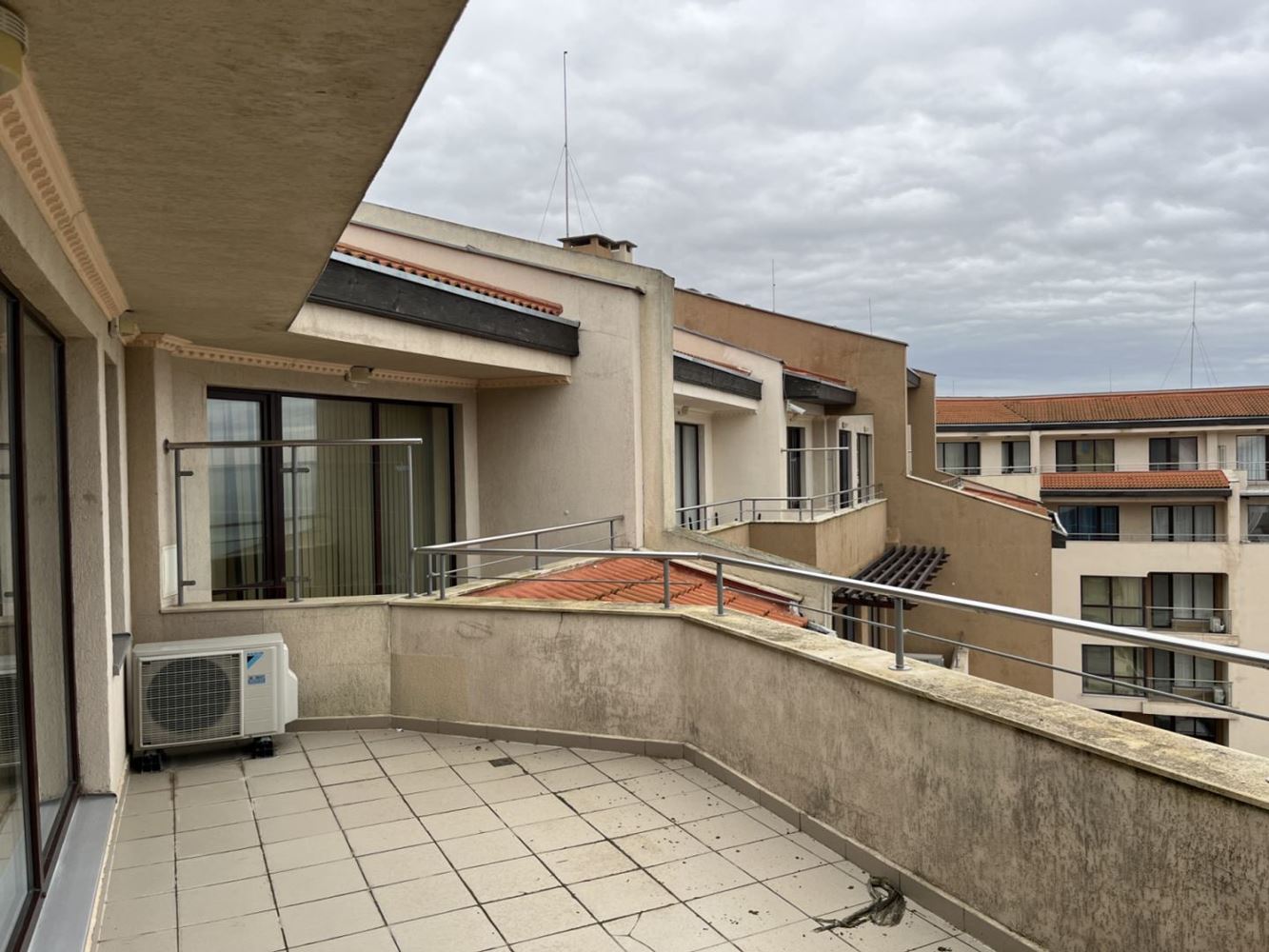 Обзор - обзаведен двустаен апартамент на първа линия с панорамна гледка към морето