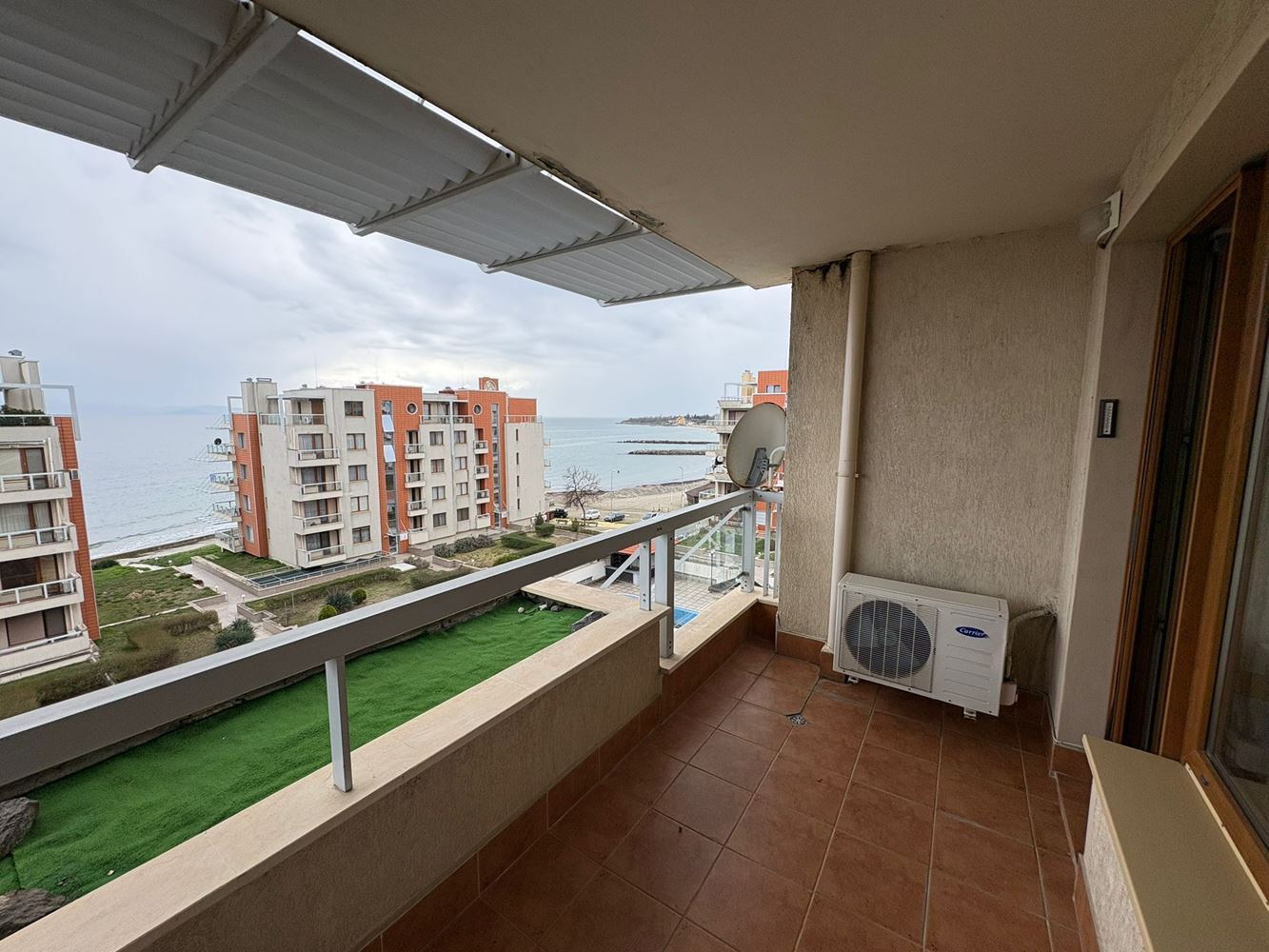 Панорамен двустаен апартамент на първа линия в Поморие с директна морска гледка