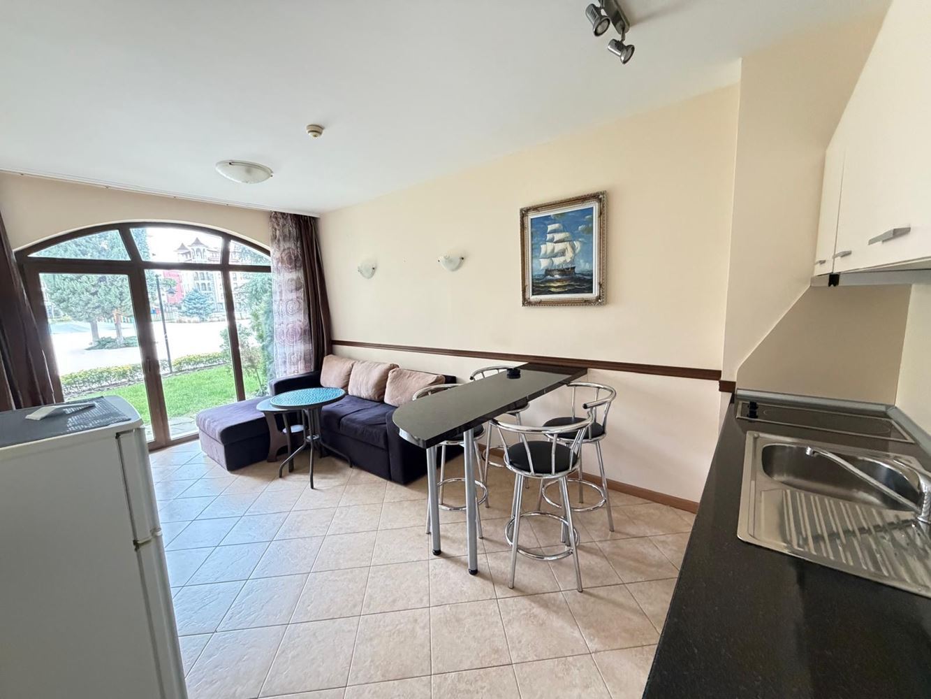 Просторен тристаен апартамент с директен излаз към собствен двор в Слънчев бряг – комфорт, лукс и уют