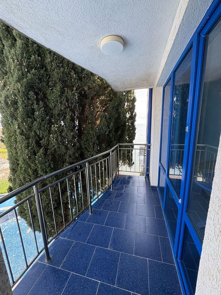 Просторен двустаен апартамент на първа линия море в Поморие