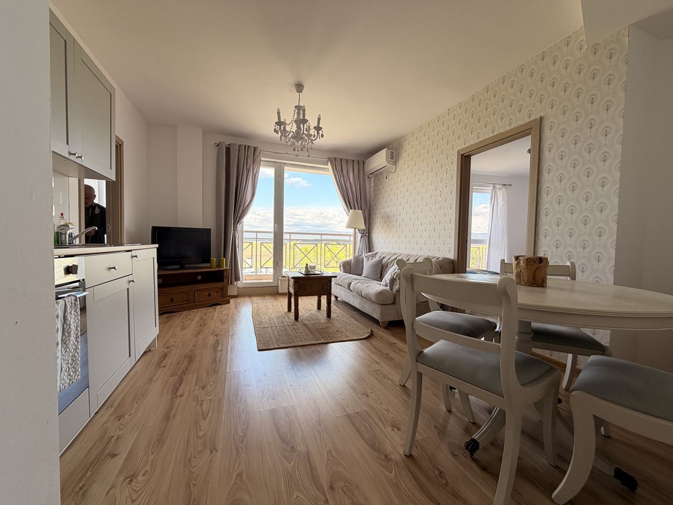 Тристаен апартамент с панорамна тераса в покрайнините на Слънчев бряг – уют, тишина и стил