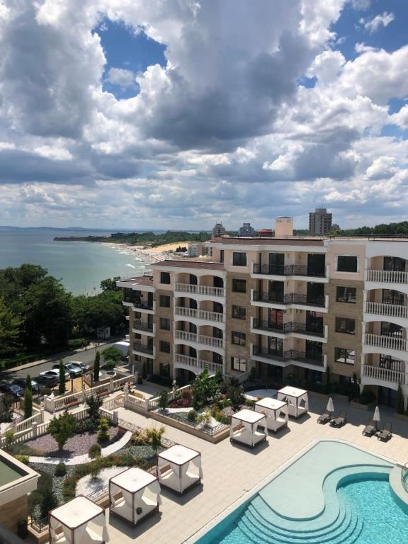 Нов двустаен апартамент с гледка към басейн и море в луксозен комплекс на първа линия в Несебър