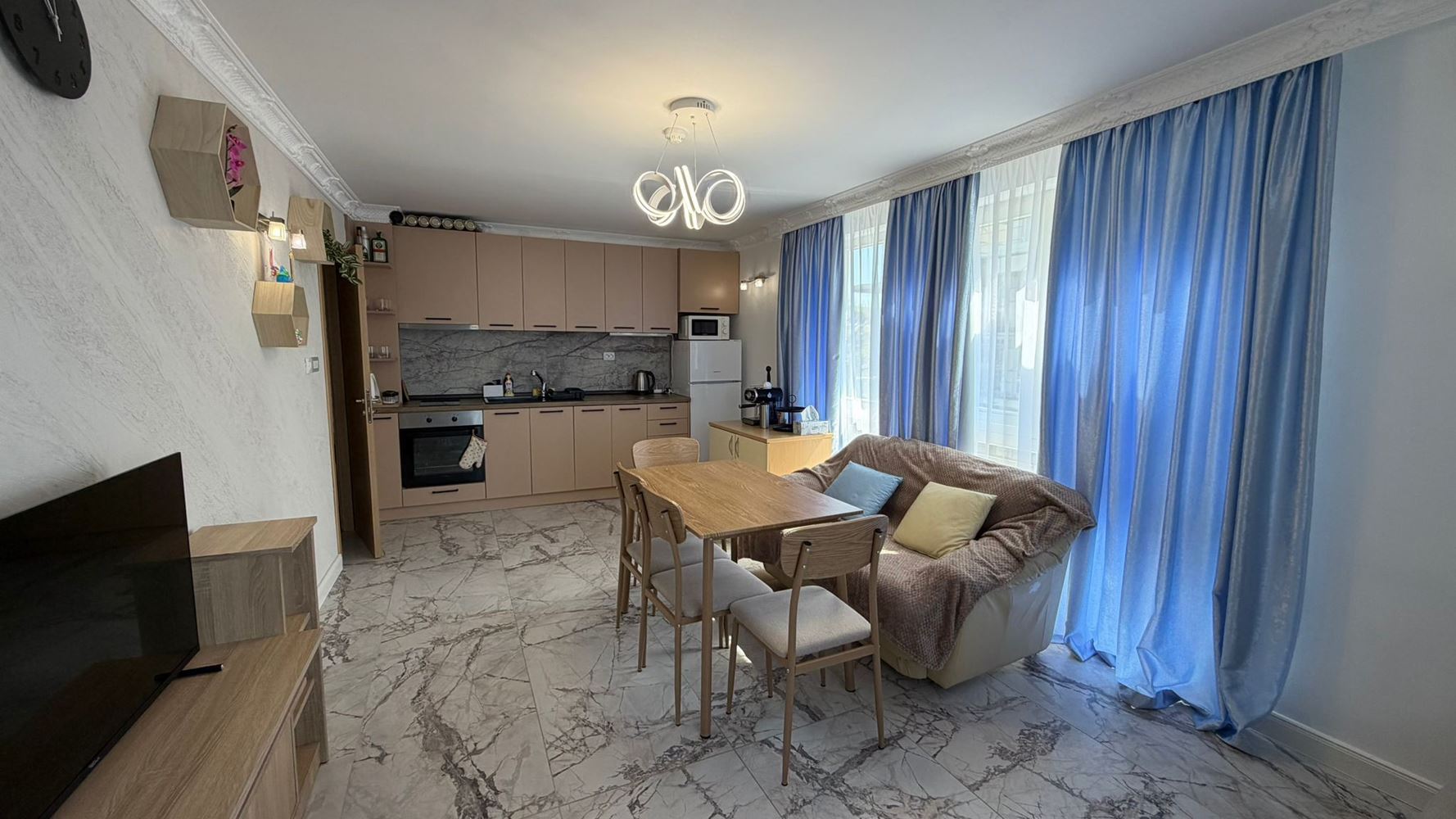 Просторен двустаен апартамент на 300 м от морето в Слънчев бряг – комфорт, сигурност и отлична инвестиция