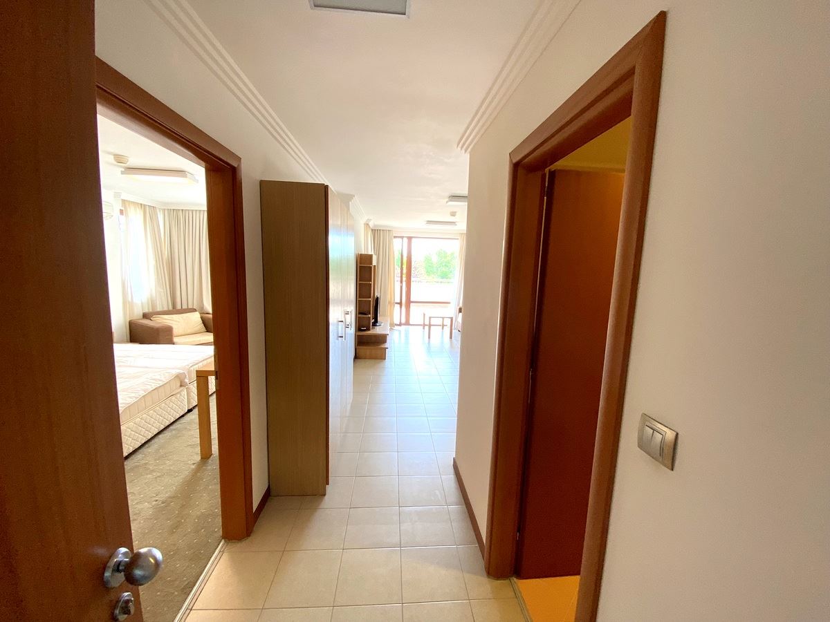 Просторен двустаен апартамент на първа линия в Равда – лукс, природа и впечатляваща гледка към басейна