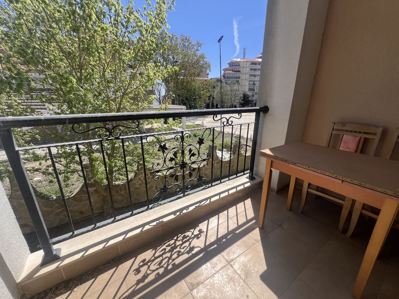 Уютно студио в сърцето на Елените – само на минути от плажа, в затворен комплекс с басейн и отлични удобства