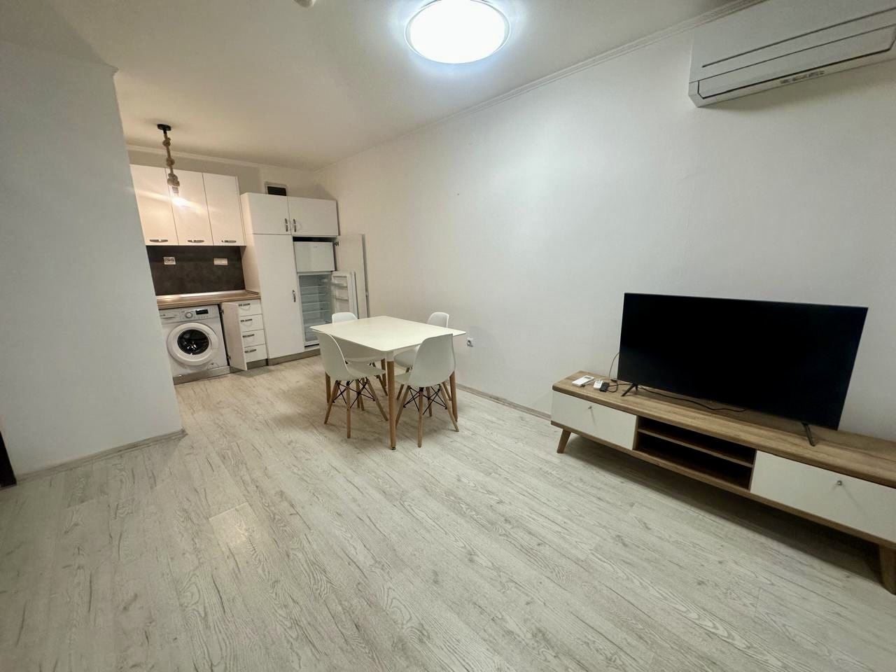 Просторно студио на партер с тераса и възможност за двустаен апартамент – само на 300 м от морето