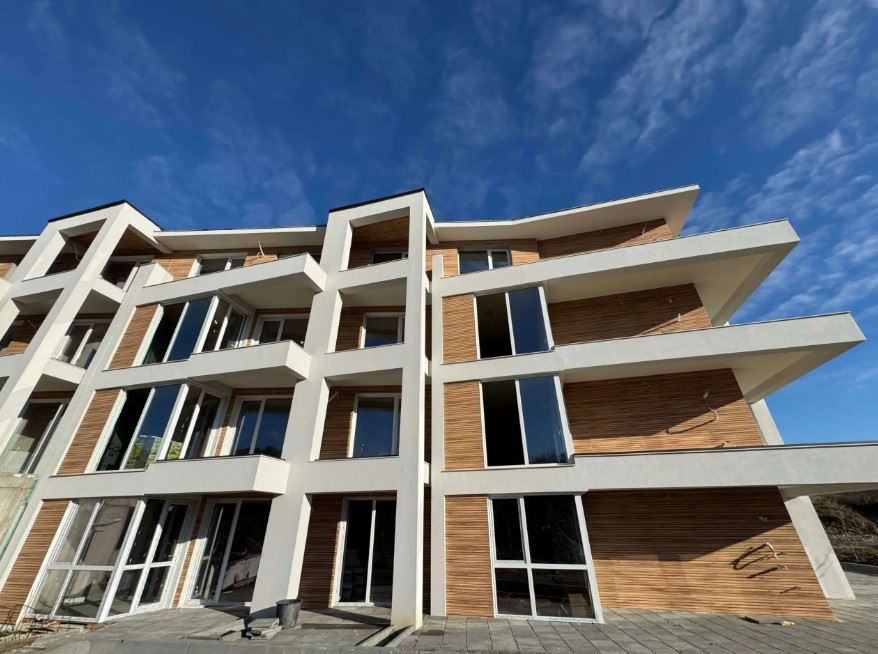 Просторно студио с морска панорама в Свети Влас – готово за завършване по ваш вкус