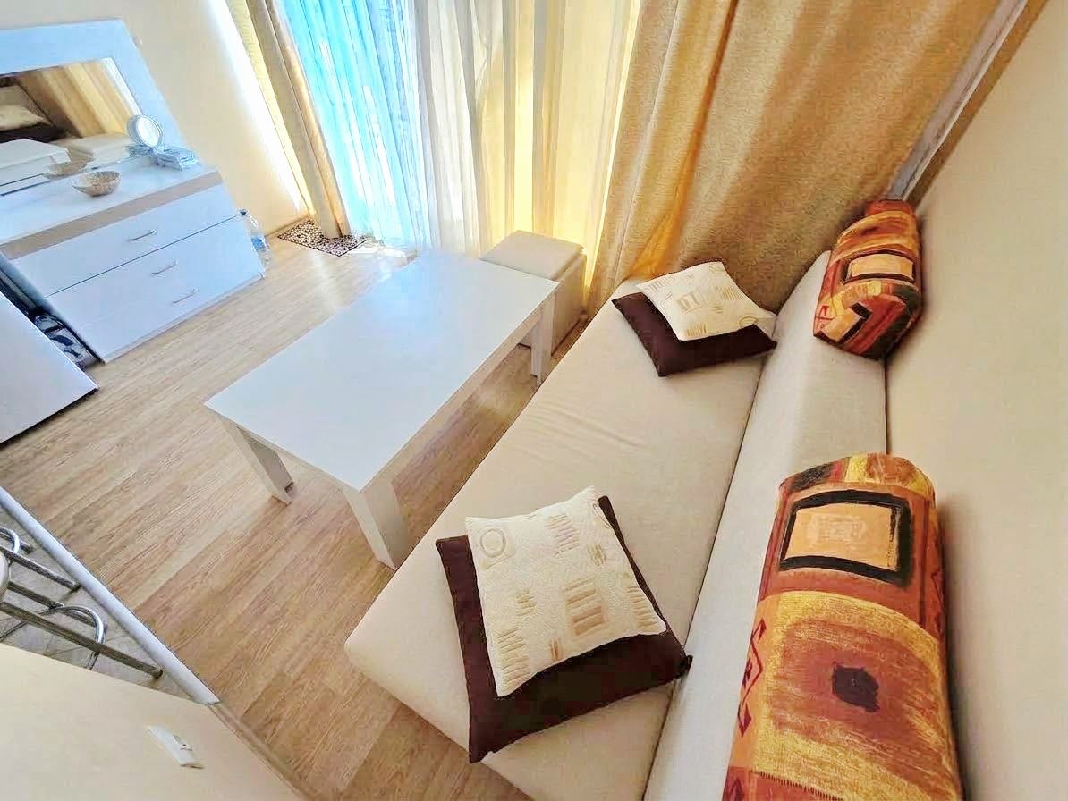 Панорамна морска гледка на първа линия – обзаведен двустаен в Свети Влас