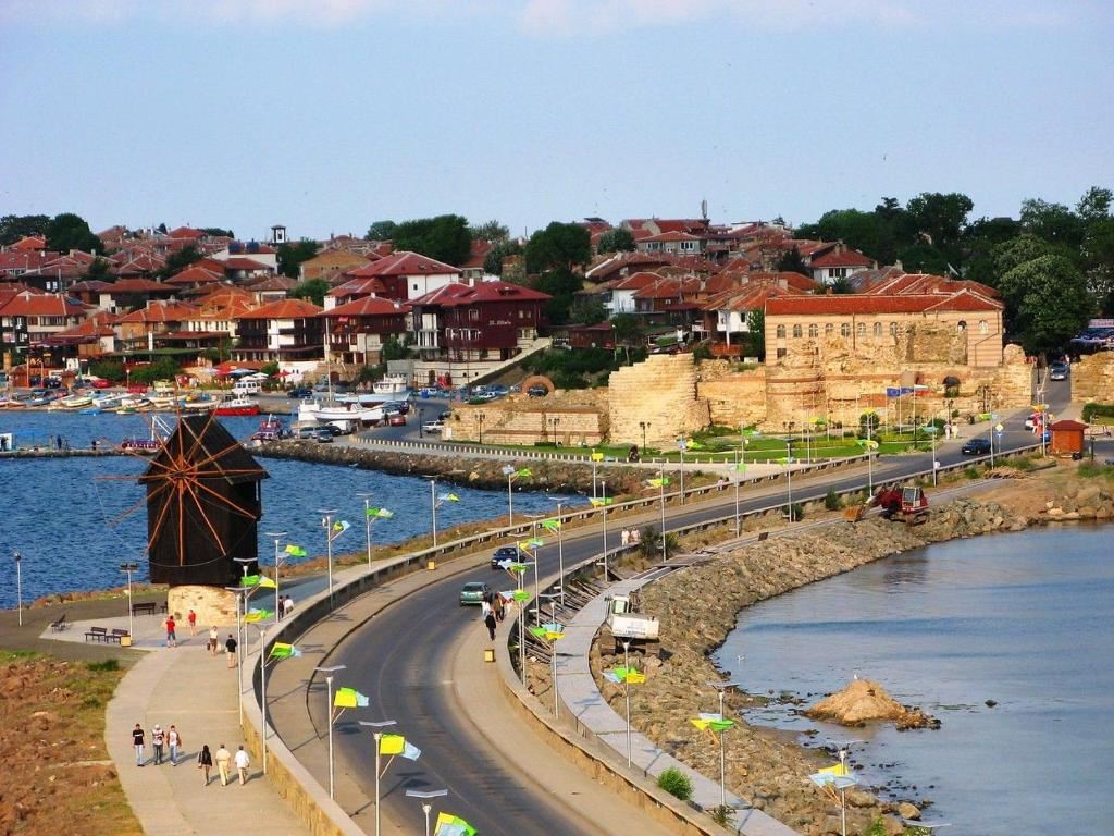 Компактно и напълно обновено двустайно жилище до хотел „Виго“