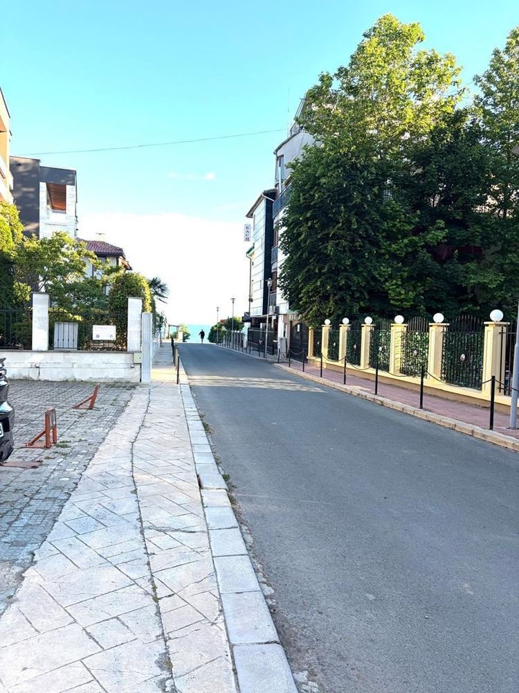 Просторен тристаен апартамент със собствен двор само на 100 метра от плажа в Несебър