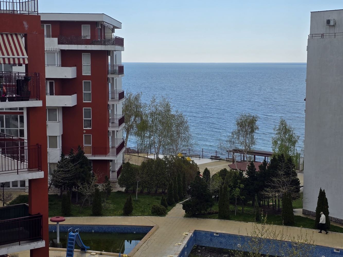 Прекрасен двустаен апартамент в Свети Влас с морска гледка – отлична инвестиция на крачка от плажа
