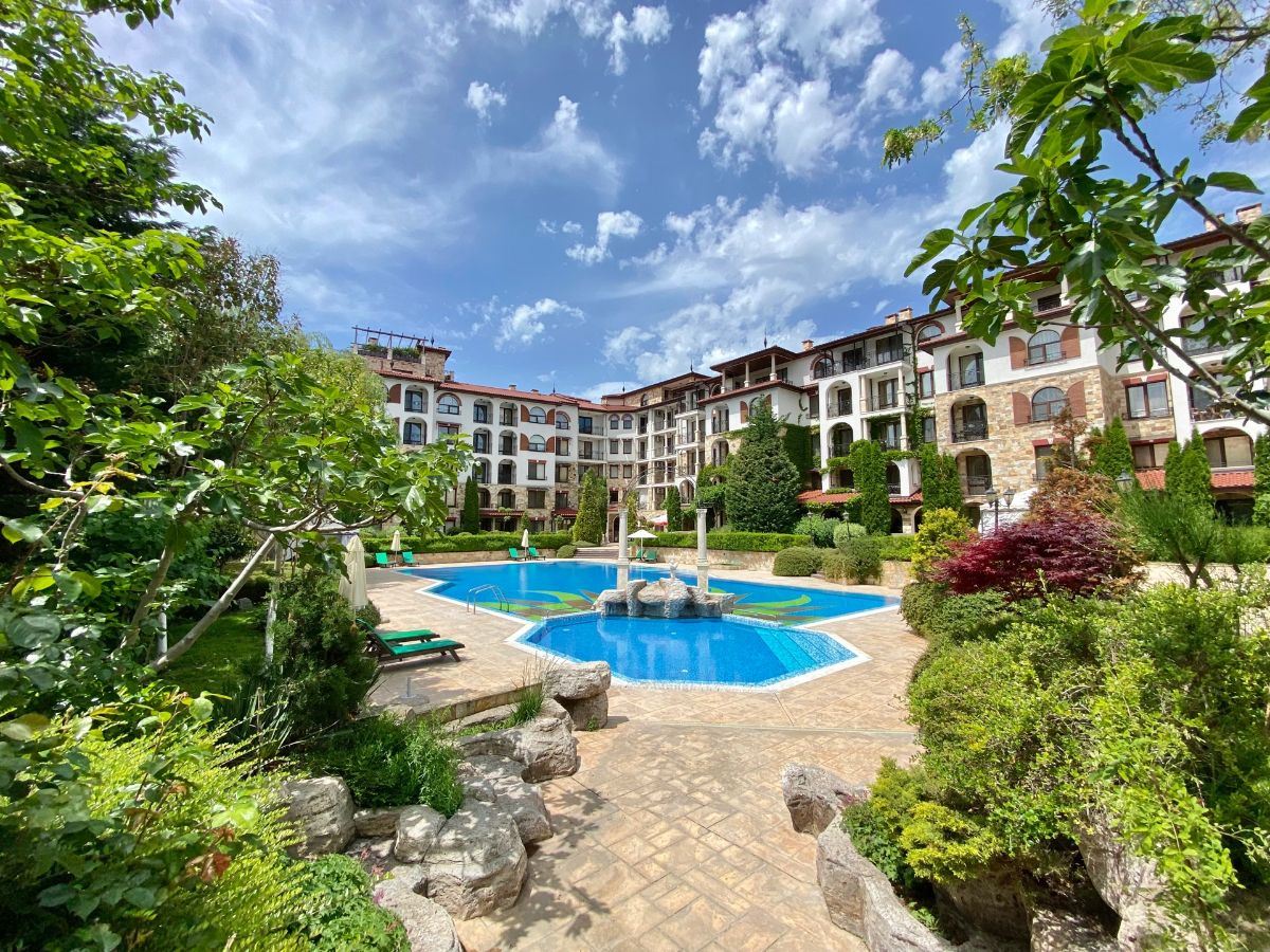 Уникален апартамент на две нива в комплекс от премиум клас в град Несебър