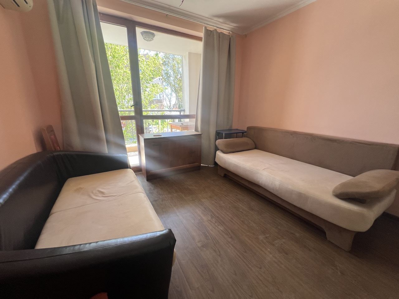 Уютно студио в сърцето на Елените – само на минути от плажа, в затворен комплекс с басейн и отлични удобства